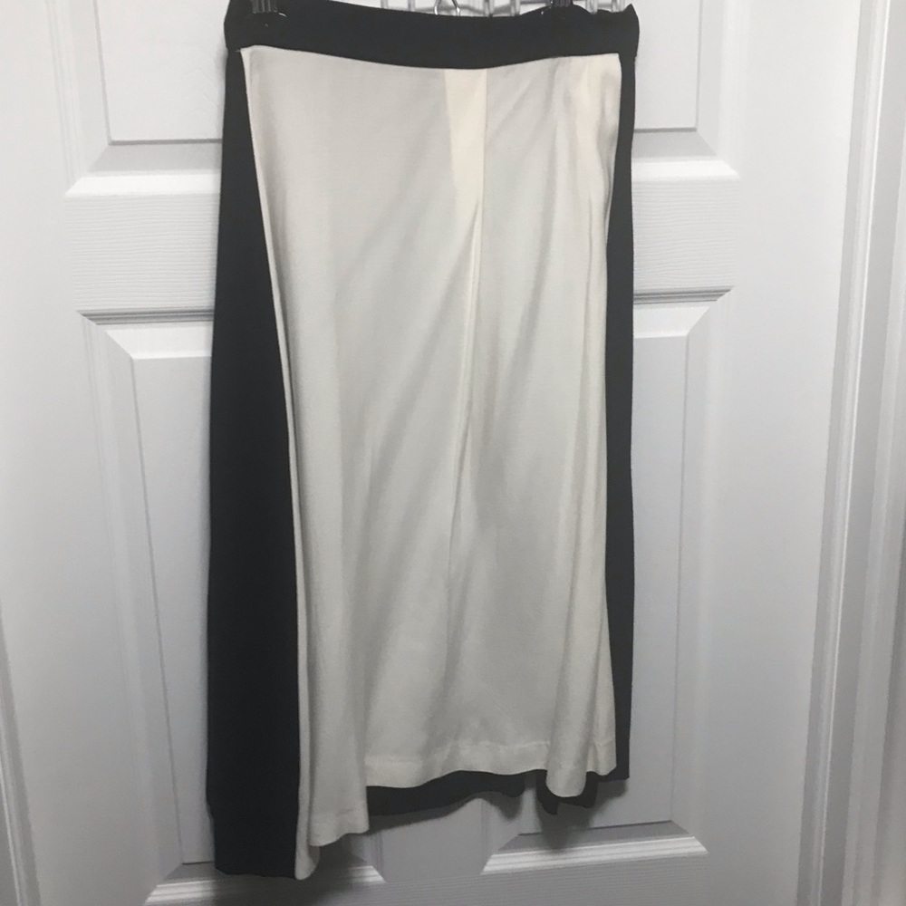 Zara Black and White Flowing Skirt. Size: S
